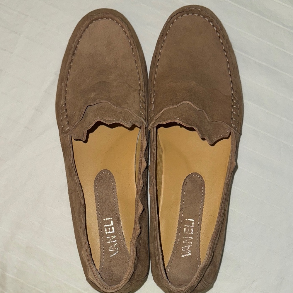 Vaneli women’s Tan Suede driving Loafers size 9.5